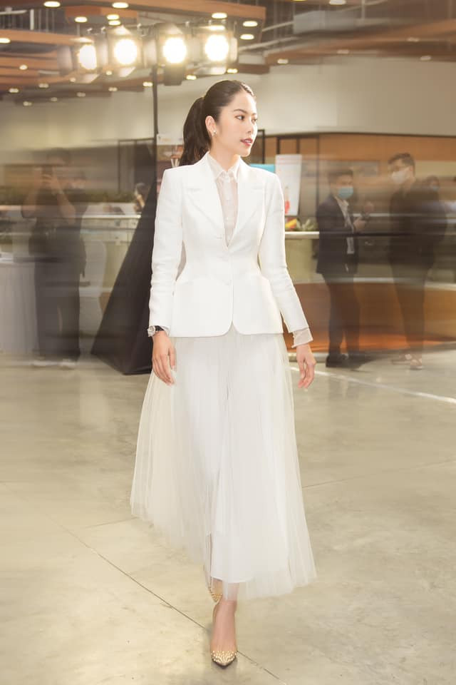 Người đẹp nhận được rất nhiều lời khen cùng hình ảnh thanh khiết, không chút phô trương này. 