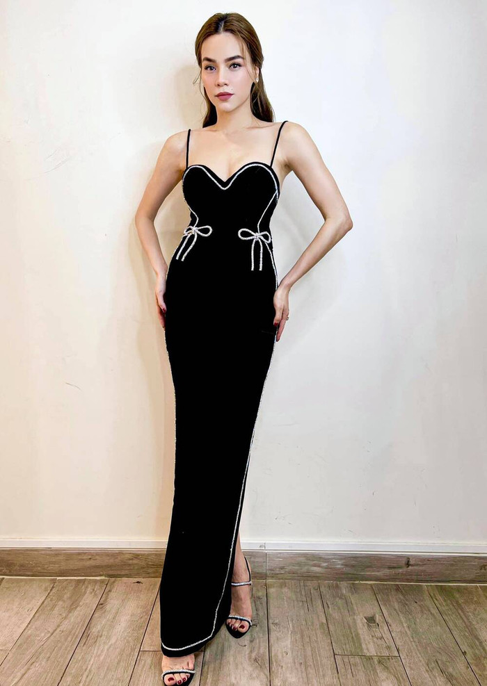 Bộ cánh đơn giản nhưng cực kỳ sang trọng, phù hợp với hình ảnh một nữ hoàng giải trí. 