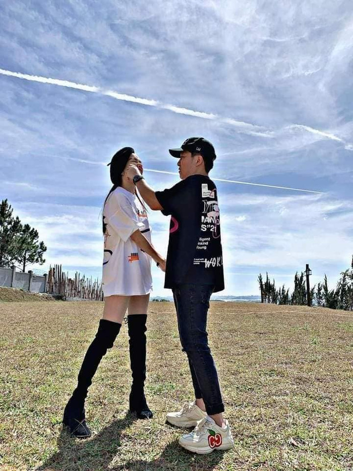 Không chỉ cùng diện trang phục trẻ trung, bắt mắt mà nam danh hài xứ Quảng còn thoải mái thể hiện hành động ngọt ngào với bà xã từ bẹo má, nắm chặt tay