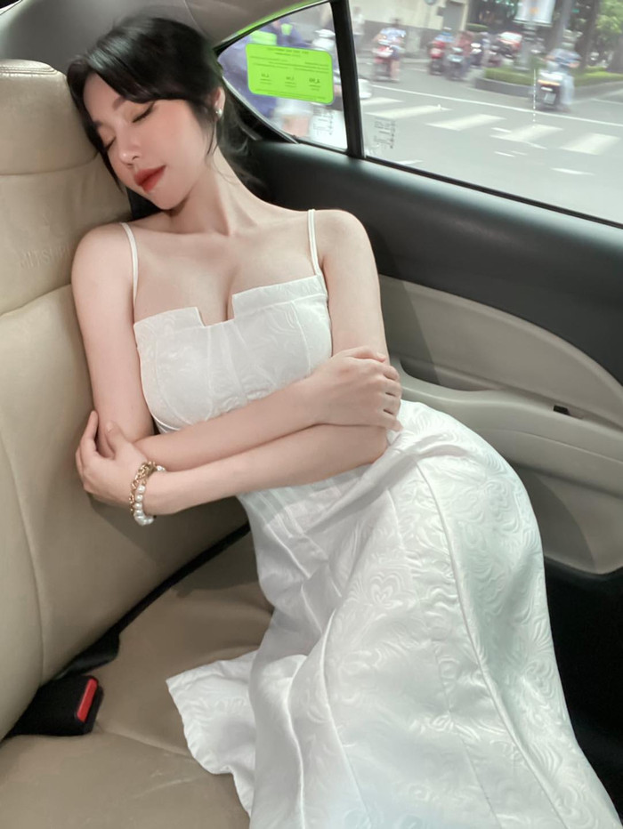 Ở tuổi U30 và là mẹ 2 con thế nhưng Elly Trần vẫn sở hữu vóc dáng đẹp mê người với vòng eo con kiến và vòng 1 căng đầy