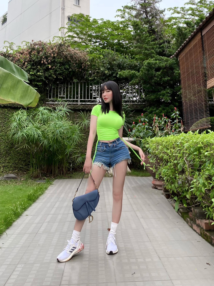 Việc sở hữu khung xương nhỏ khiến cho vòng một của Elly Trần trở nên 'khủng' hơn dù số đo thực tế lại rất khiêm tốn