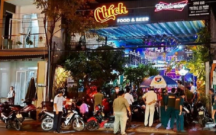 TP. Thủ Dầu Một tạm dừng hoạt động quán bar, karaoke,... sau khi có nữ sinh dương tính với COVID-19 Ảnh 2