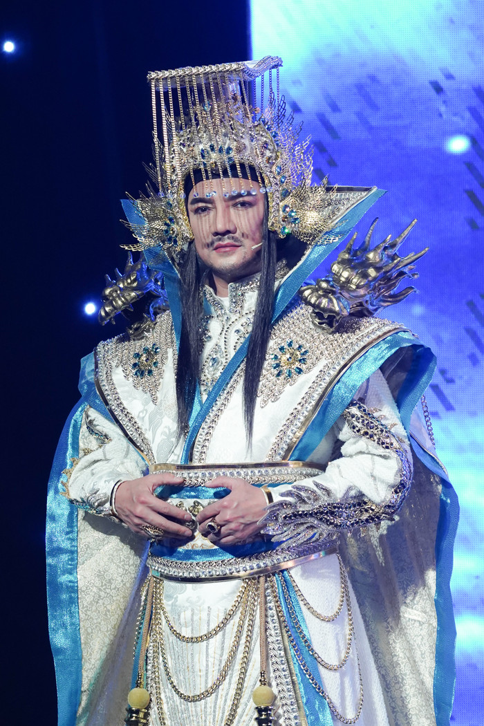 Đàm Vĩnh Hưng - Cẩm Ly diện trang phục cầu kỳ đầy uy nghi tại Táo Xuân 2021 Ảnh 3