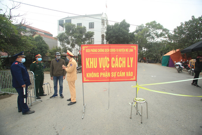 Lực lượng chức năng phong toả một thôn ở huyện Mê Linh.