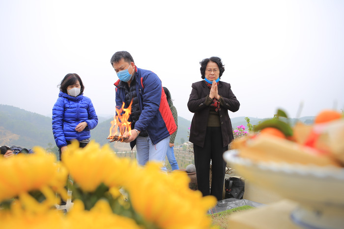 Sợ 'tắc đường' vì dịch COVID-19, người Hà Nội mang đào quất lên Hòa Bình tảo mộ, mời gia tiên về ăn Tết Ảnh 6