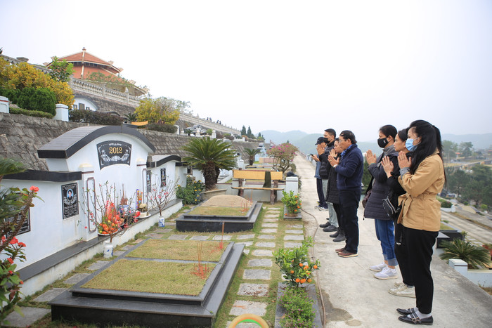 Do ảnh hưởng của đợt dịch COVID-19 nên nhiều gia đình tranh thủ đi tảo mộ từ sớm.