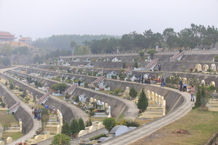 Chỉ còn ít ngày nữa là đến Tết Nguyên đán Tân Sửu 2021 nhưng nhiều hộ gia đình đã tranh thủ cùng con cháu lên Công viên nghĩa trang Lạc Hồng Viên, thuộc xã Dân Hoà, huyện Kỳ Sơn, tỉnh Hòa Bình để tạo mộ.