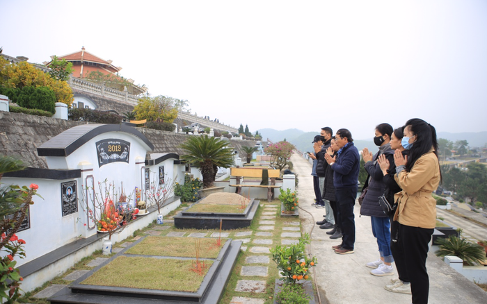 Sợ 'tắc đường' vì dịch COVID-19, người Hà Nội mang đào quất lên Hòa Bình tảo mộ, mời gia tiên về ăn Tết Ảnh 2