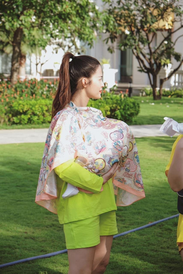 “Bà mẹ bỉm sữa” Đông Nhi bế cả con theo trong chuyến đi du lịch cùng công ty.&nbsp;