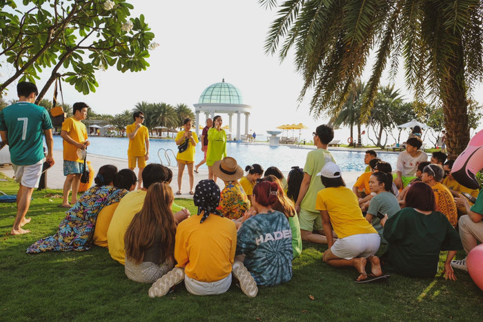 Nhân viên công ty Đông Nhi hào hứng trong chuyến đi.