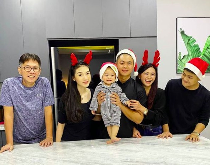 Cả gia đình chị Dewi.