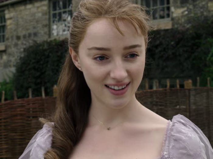 Sau khi lấy chồng, trở thành nữ công tước, đồ trang sức của Daphne vẫn được giữ nguyên. Đó là dụng ý thể hiện sự ‘chắc chắn’, ‘chính xác’, ‘kiên định’ của nhân vật. Mirojnick chia sẻ: “Trang phục của cô ấy được thiết kế rất chính xác và đơn giản. Tôi không nghĩ cô ấy phải vứt các món đồ thời còn con gái sau khi đi lấy chồng. Tôi nghĩ Daphne đột nhiên đeo nhiều đồ trang sức cầu kỳ trông sẽ rất thiếu tự nhiên'. 