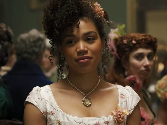 Marina Thompson đeo dây chuyền có một viên đá lớn ở trung tâm, hay được mô tả là ‘con mắt’ (eye) chính là hình ảnh ám chỉ người yêu phương xa của cô. Mirojnick giải thích: “Phụ nữ đeo một con mắt (eye) khi người yêu không ở bên cạnh họ. Họ cần giữ tình yêu đó ở gần trái tim mình”. 