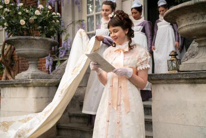 Eloise Bridgerton thường đeo một chiếc cravat, nơ thay vì đeo vòng cổ bởi cô không hài lòng với cách xã hội vận hành. Trong tập 4, cô nói chuyện với Penelope về hôn nhân như sau: 'Tại sao lựa chọn duy nhất của chúng ta là ngồi im và ổn định, không bao giờ rời khỏi tổ ấm? Nếu tôi muốn bay thì sao?'. Mirojnick nói: “Cô ấy không phải là người thích đeo đồ trang sức”. 