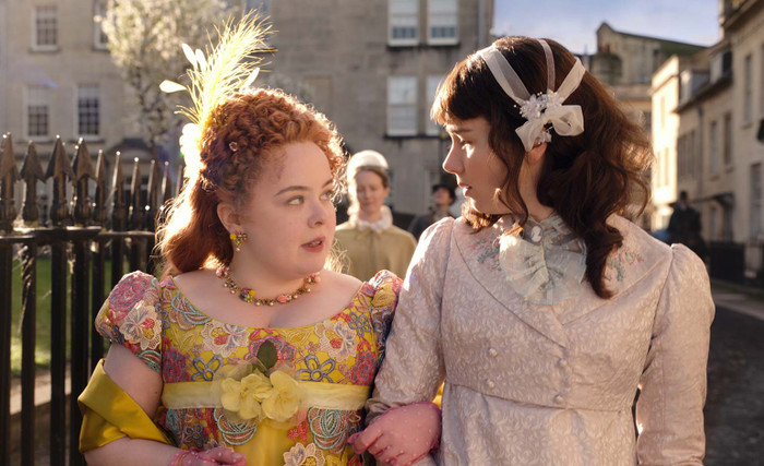  Con gái út của nhà Featherington, Penelope, thường đeo đồ trang sức có hình hoa và bướm cho thấy cô thuộc lớp trẻ tuổi so với những người xung quanh.  