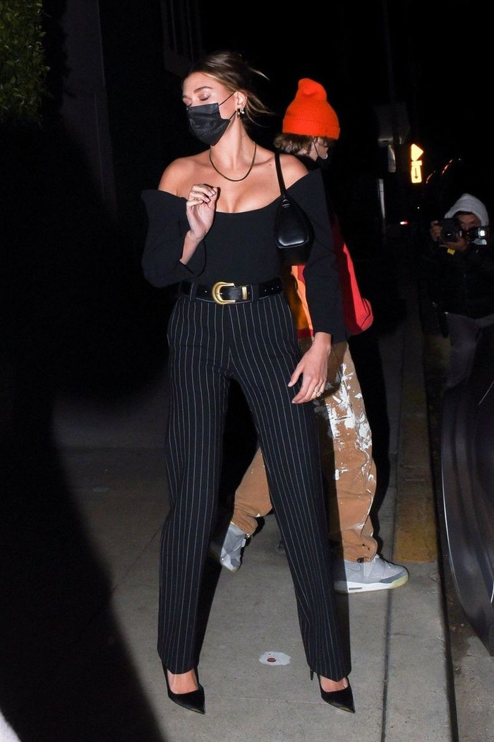 Trong khi Justin Bieber nổi bật với phong cách streetwear rực rỡ, thì Hailey lại diện trang phục tối màu, áo trễ vai đầy gợi cảm. (Ảnh: BackGrid)