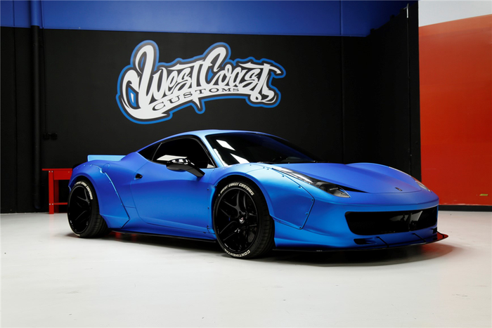 Chiếc siêu xe Ferrari 458 Italia được bổ sung bộ body kit của hãng Liberty Walk, dán đề-can màu xanh dương nhám lạ mắt. (Ảnh: Barrett Jackson)
