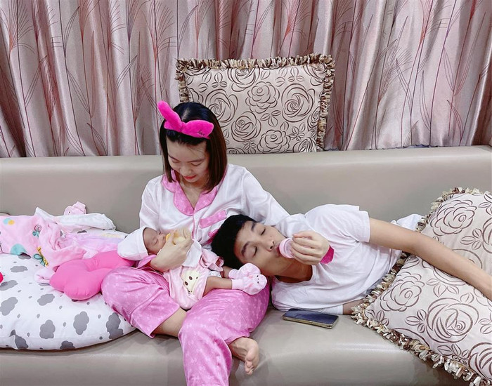 Hình ảnh hài hước của cặp vợ chồng trẻ. 