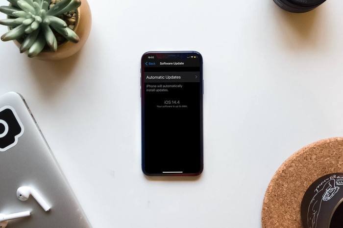 Ngoài sửa các lỗi còn tồn đọng, bản cập nhật iOS 14.4 còn mang đến nhiều thay đổi, tính năng mới và cả những cải tiến quan trọng. (Ảnh: Apple Scoop (@AppleScoop) | Twitter)