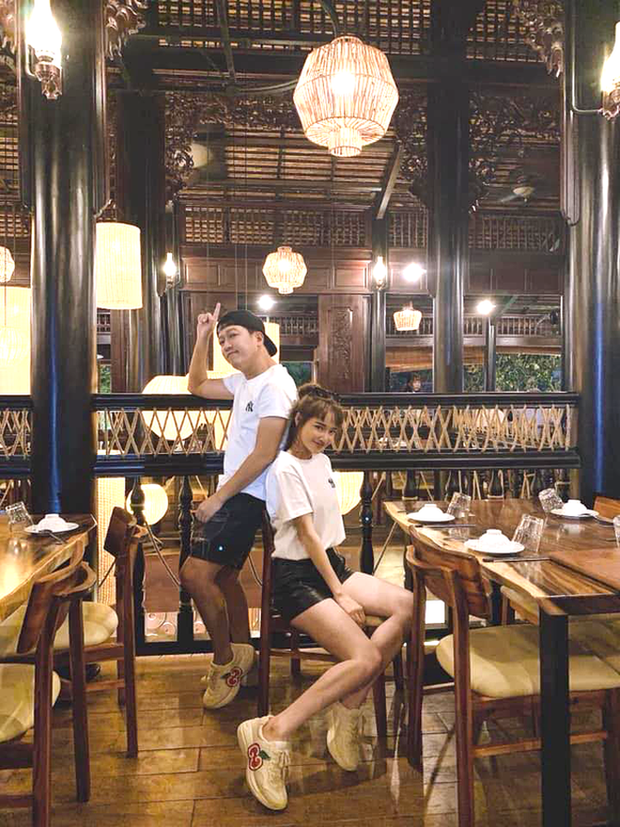 Khi diện quần ngắn, cô để lộ phần chân đầy gân đi cùng đầu gối 'củ lạc'.&nbsp;