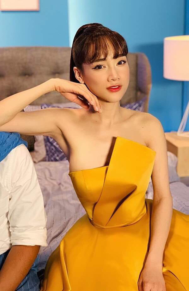 Váy cúp ngực cho thấy đôi tay nổi gân, kém duyên...&nbsp;