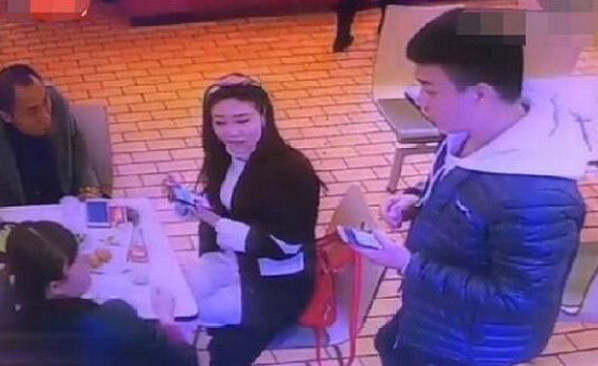 Nam thanh niên tới xin làm quen với người phụ nữ xinh đẹp mặc dù cô đang ngồi cạnh chồng. 