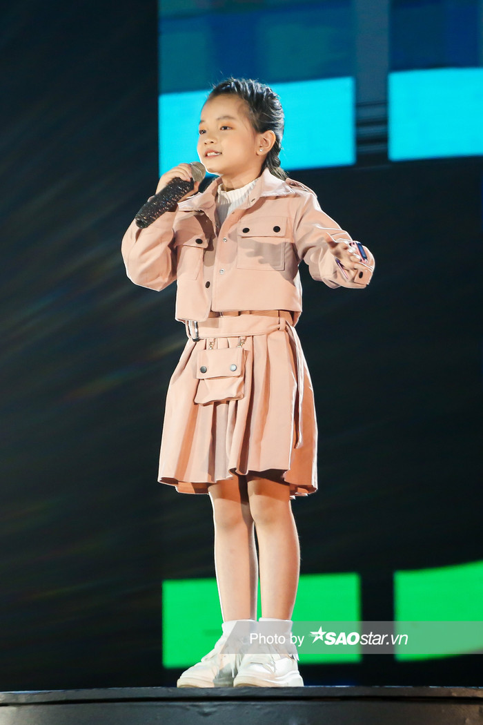 Sở Hân gây ấn tượng với 2 cặp đôi HLV nhà MimiMama và BigDaddy bằng tiết mục trình diễn Con lật đật đáng yêu với giai điệu vô cùng bắt tai. Cô bé ghi điểm nhờ chất giọng trong trẻo và khả năng “chơi flow” ấn tượng. 