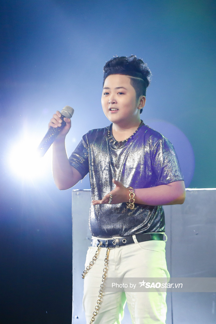 Sỹ Luân - giọng ca nhí 11 tuổi gây chú ý với ngoại hình đáng yêu và chất giọng nội lực. Cậu bé từng ghi dấu ấn với vũ điệu voi con hấp dẫn không kém gà con của Đăng Bách trên sân khấu vòng Giấu mặt.