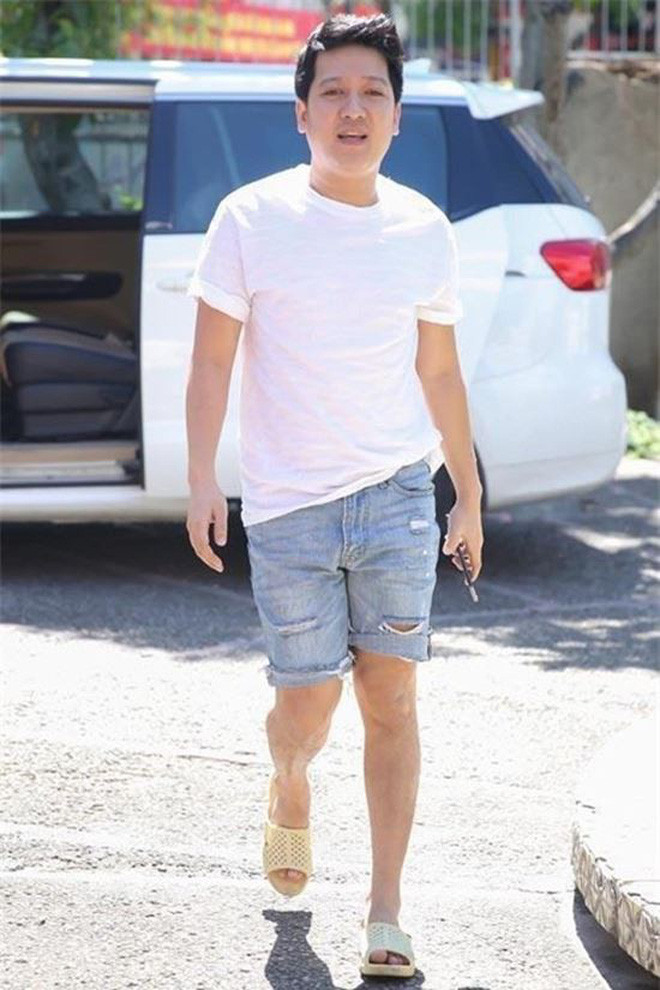 Không ngoa khi nói rằng đôi dép tổ ong chính là một trong những vật bất li thân của Trường Giang 