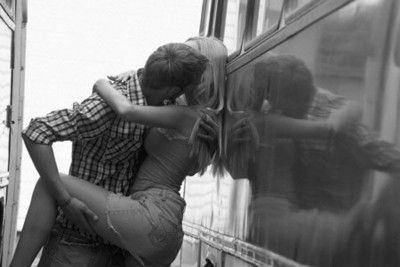 Cặp đôi thản nhiên diễn ‘cảnh nóng’ ở trạm xe buýt. Ảnh mnh họa