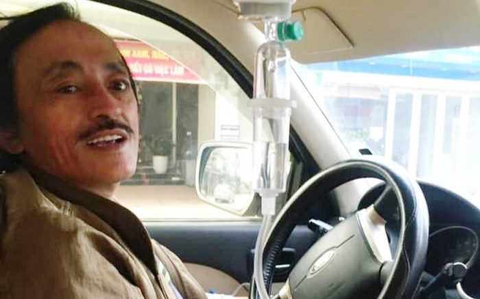 Clip nghệ sĩ Giang Còi vừa lái xe, vừa truyền nước khiến dân mạng hốt hoảng Ảnh 2