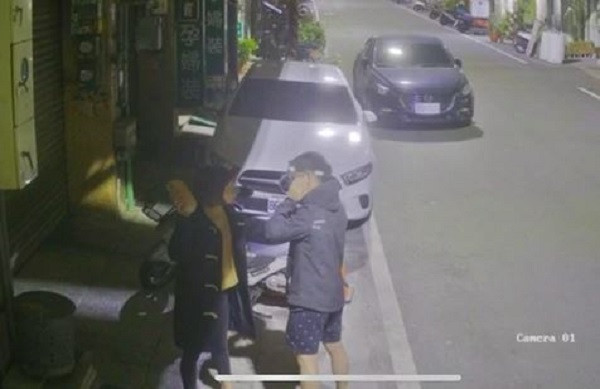 Người phụ nữ cầm gạch dọa đánh bạn trai. 