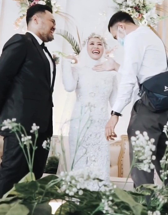 Cô dâu gây tranh cãi với hành động ôm bạn trai cũ trong ngày cưới.