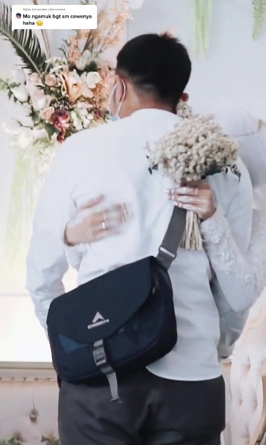 Cô dâu Mayangkumay xin phép chồng ôm bạn trai cũ lần cuối trong ngày cưới.