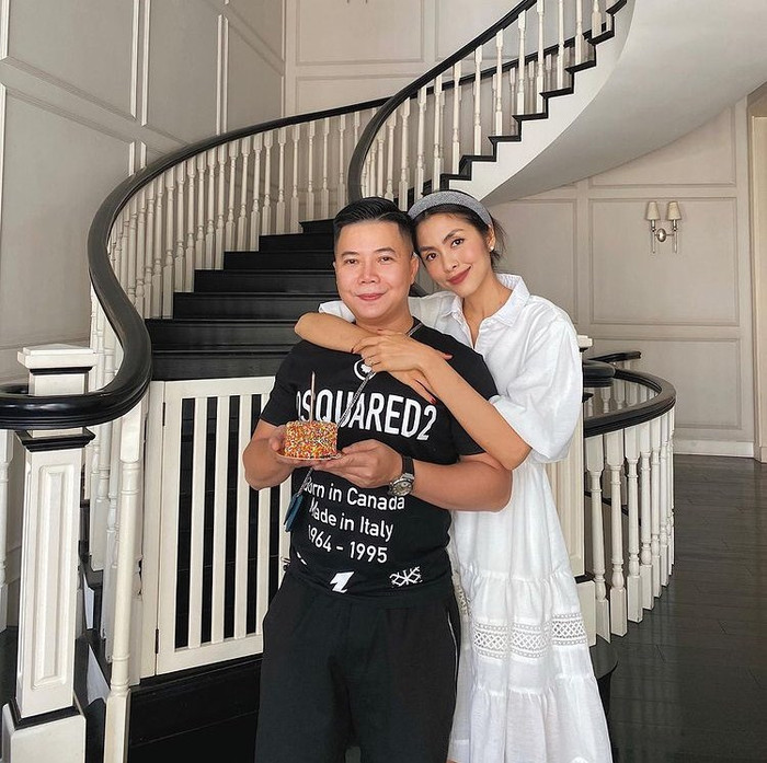 Sắc trắng tinh khôi vừa thanh lịch lại dễ phối hợp được Hà Tăng chuộng mặc 