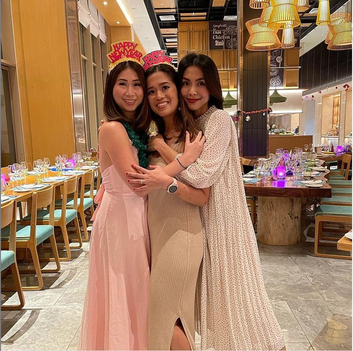 Đa phần cô đều chọn các bộ váy maxi,oversized để mặc đi cùng bè bạn 