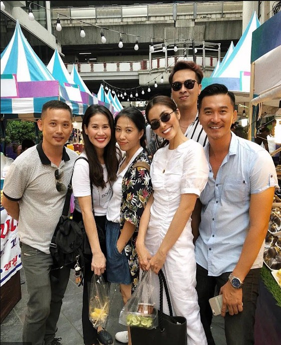 Thời trang streetstyle nhẹ nhàng bằng thiết kế đồ bộ trắng khi Hà Tăng đi du lịch cùng cả nhóm bạn thân và người nhà 