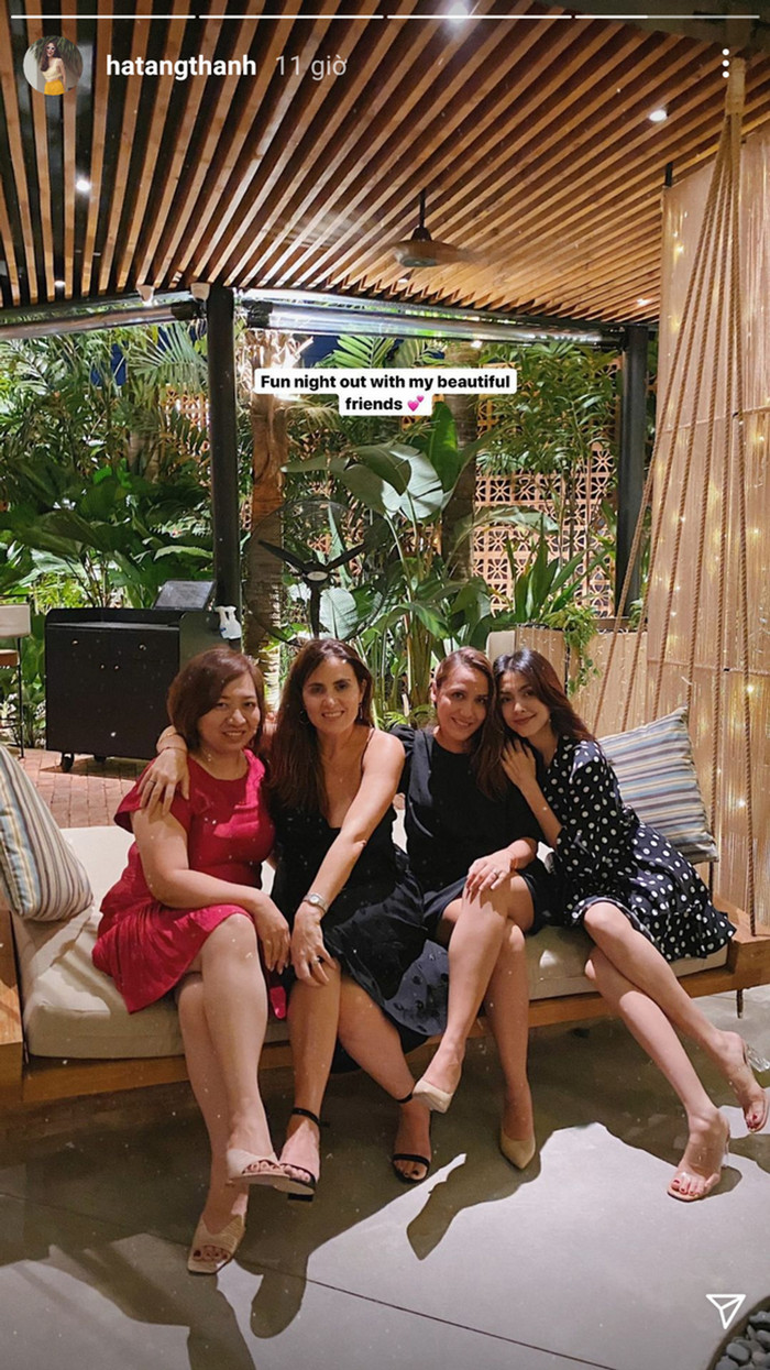 Chiếc váy trắng theo kiểu dáng babydoll chấm bi màu đen xuyệt tông cùng những người bạn của cô 