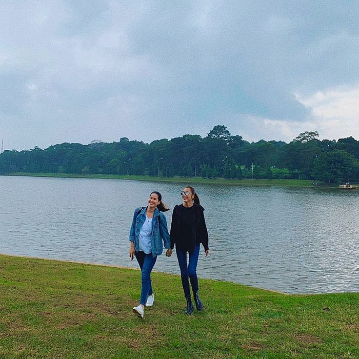 Trang phục ngày lạnh thì Hà Tăng trung thành với các thể loại denim để phối với tổng thể