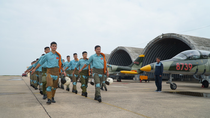 Bình An - Thanh Sơn gây sốt với tạo hình soái ca trường không quân trong phim mới chiếu Tết 2021 Ảnh 5