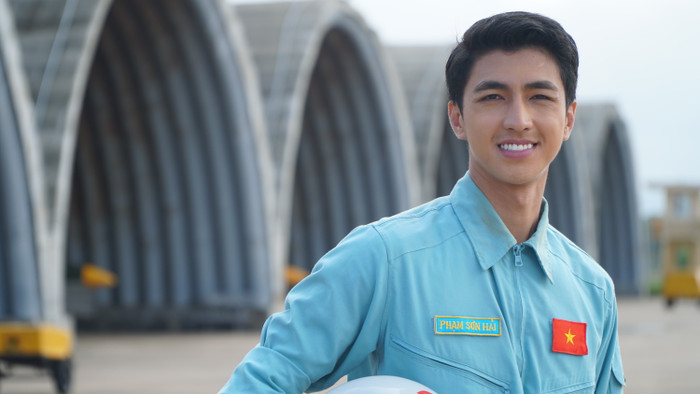 Bình An - Thanh Sơn gây sốt với tạo hình soái ca trường không quân trong phim mới chiếu Tết 2021 Ảnh 15