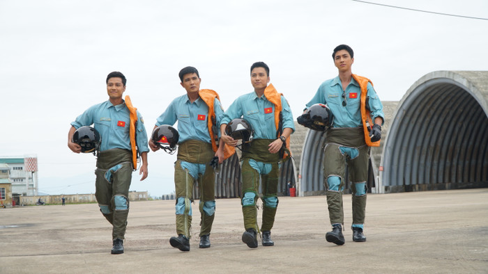 Bình An - Thanh Sơn gây sốt với tạo hình soái ca trường không quân trong phim mới chiếu Tết 2021 Ảnh 18