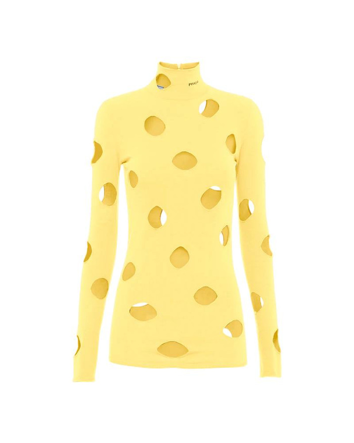 Thiết kế áo màu vàng lủng lổ của nhà mốt Prada được dân tình ví von trông như miếng phô mai