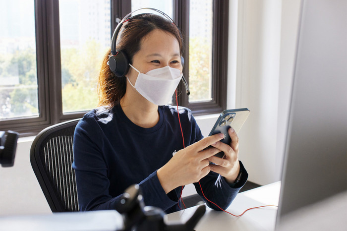 Điều này sẽ giúp người dùng iPhone an toàn hơn vì không cần phải gỡ khẩu trang để mở khoá thiết bị, đặc biệt là ở những nơi đông người. (Ảnh: iClarified)