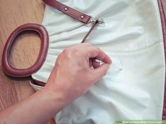 Dùng vải (hoặc bông) thấm giấm sẽ giúp bạn lau sạch vết bẩn trên túi xách da. Lưu ý: dùng giấm trắng để món đồ của bạn không bị phai sang màu khác.&nbsp;