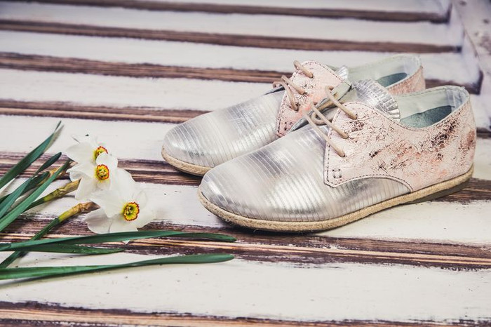 Keo siêu dính sẽ làm cố định vết rách trên giày da. Cách làm như sau: Bạn hãy dùng que diêm (hoặc tăm) để đẩy các phần giày bị rách sát vào nhau, bên dưới bôi một lớp keo cố định. Dùng vải áp lên vùng vừa dán keo trong 3-4 phút. Khi keo khô hãy bỏ vải ra rồi sơn lên màu giày phù hợp.&nbsp;