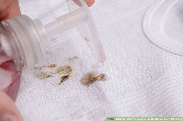 Bạn có thể loại bỏ dầu mỡ bằng cách thoa một ít chất tẩy rửa tại chỗ và chà xát.&nbsp;