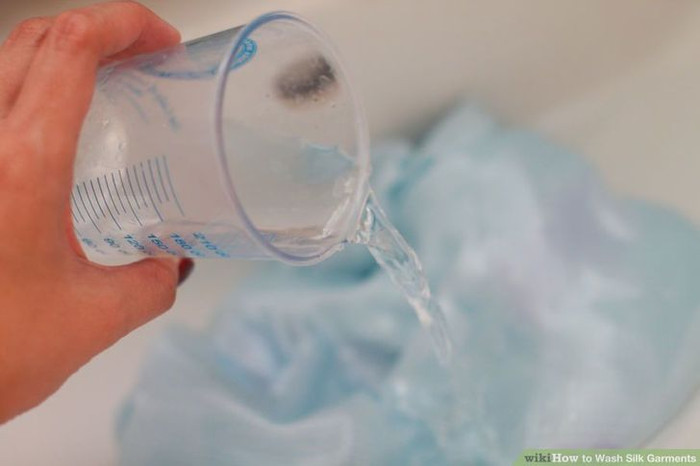 Bạn có thể giặt lụa (và làm mềm lụa) bằng cách thêm một ít dầu xả tóc.&nbsp;