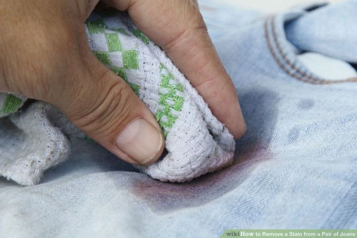 Hỗn hợp muối, nước lạnh và amoniac sẽ giúp bạn loại bỏ vết máu trên quần áo. Lưu ý: Tỷ lệ bạn nên sử dụng là 2 thìa muối hoặc cùng một lượng amoniac vào một lít nước lạnh.&nbsp;