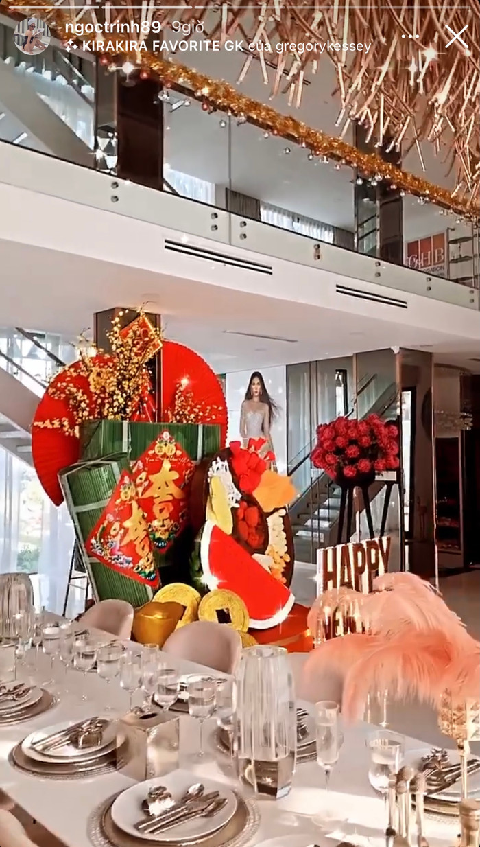 Chiếc mô hình được 'nữ hoàng nội y' đặt ngay giữa nhà, ngoài ra cô còn trang trí bàn ăn vô cùng bắt mắt và sang trọng với các món đồ nhập từ nước ngoài về